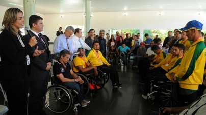 Atletas paraolímpicos recebem cadeiras de rodas adaptadas