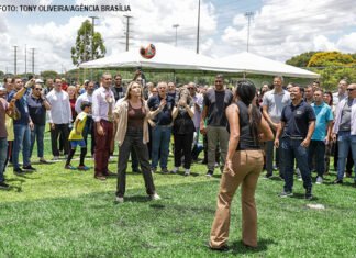 Com investimento de R$ 1,8 milhão, GDF entrega campo de grama sintética no Taguaparque