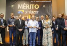 Ibaneis Rocha recebe o Prêmio Mérito do Sinlazer-DF