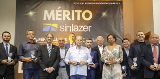 Ibaneis Rocha recebe o Prêmio Mérito do Sinlazer-DF