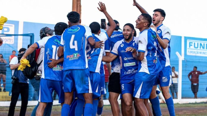 Jogadores do Aquidauanense comemorando o título da Série B de Mato Grosso do Sul