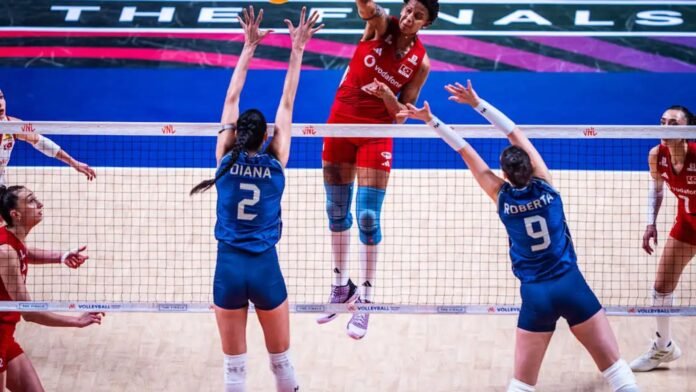 Seleção brasileira de vôlei feminino na final da Liga das Nações Jogadoras da seleção brasileira de vôlei feminino em quadra durante partida