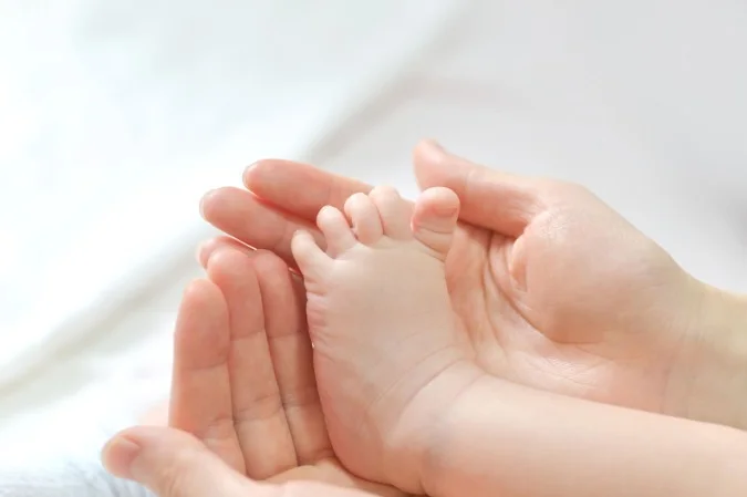 1_baby-feet-mother-hands-66463995