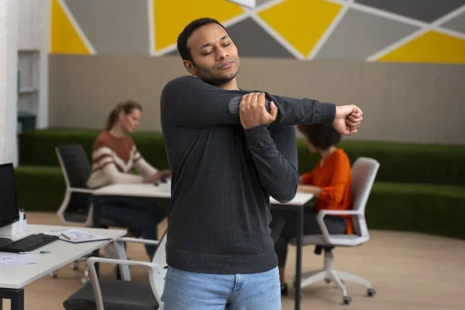 1_man-office-stretching-work-day-66988912