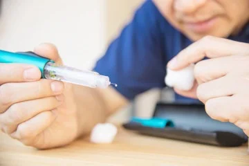 1_man_preparing_insulin_diabetic_syringe_injection-54507127