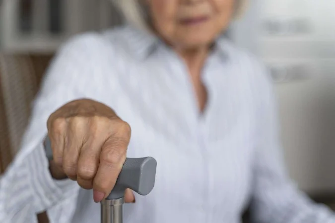 1_mulher-solitaria-enfrentando-doenca-de-alzheimer-58869600