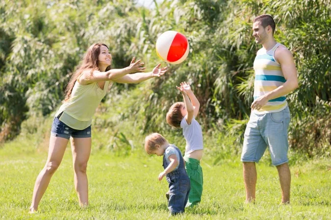 1_parents-with-children-sunny-day-66702933