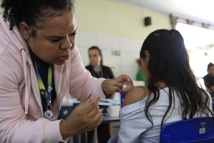 30.5.-vacinacao-contra-influenza_foto_-Jhonatan-Cantarelle_Agencia-Saude-DF-1