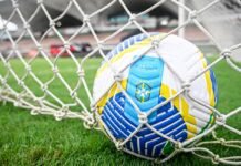 Reta final da 1ª fase do Brasileirão Feminino tem duelo direto Jogadoras disputam bola em partida do Brasileirão Feminino de futebol