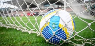 Reta final da 1ª fase do Brasileirão Feminino tem duelo direto Jogadoras disputam bola em partida do Brasileirão Feminino de futebol