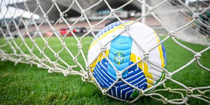 Disputa acirrada na Série A1 do futebol feminino Jogadoras disputam bola em partida do Brasileirão Feminino de futebol
