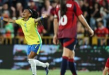 Câmara aprova lei para impulsionar futebol feminino no Brasil Jogadoras de futebol feminino em campo durante partida oficial