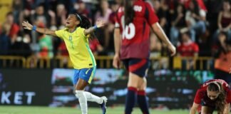 Câmara aprova lei para impulsionar futebol feminino no Brasil Jogadoras de futebol feminino em campo durante partida oficial