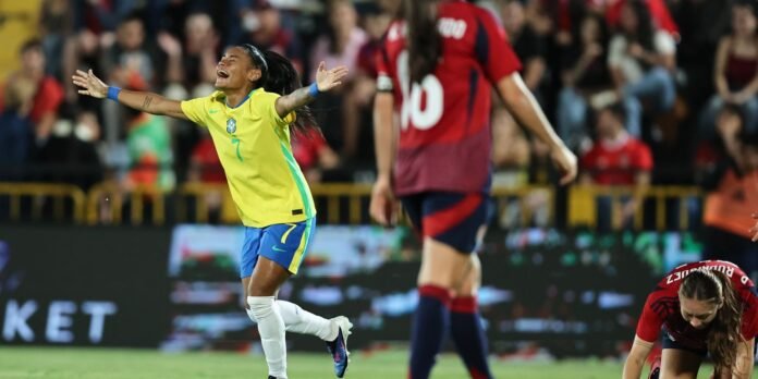 Futebol feminino brasileiro ganha nova legislação Jogadoras de futebol feminino em campo durante partida oficial