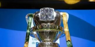 Copa do Brasil: Palmeiras x Santos e Gre-Nal nas quartas Bola de futebol em campo representando a Copa do Brasil