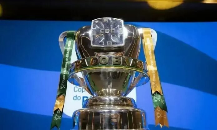 Quartas de final da Copa do Brasil Bola de futebol em campo representando a Copa do Brasil