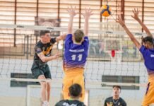 Copa Pantanal de vôlei de base reúne 9 clubes em Campo Grande Jovens atletas disputam partida de vôlei de base em quadra coberta