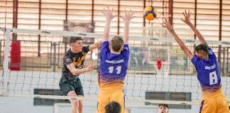 Copa Pantanal de vôlei de base reúne 9 clubes em Campo Grande Jovens atletas disputam partida de vôlei de base em quadra coberta