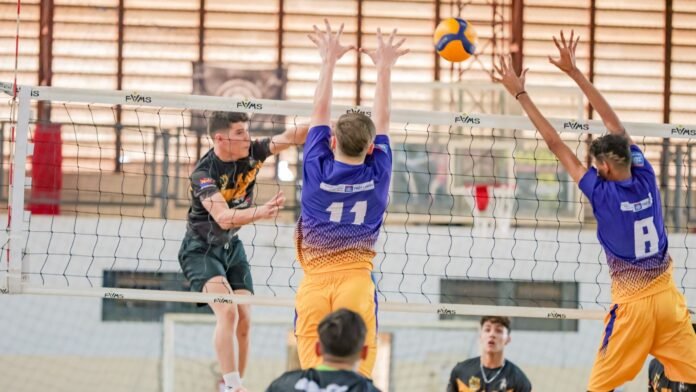Vôlei de base movimenta Campo Grande Jovens atletas disputam partida de vôlei de base em quadra coberta