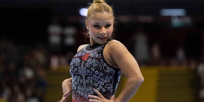 Flávia Saraiva no Campeonato Brasileiro de Ginástica Ginasta Flávia Saraiva durante apresentação no Campeonato Brasileiro de Ginástica Artística