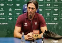Zubeldía é demitido do Fluminense após tropeços seguidos Técnico Luis Zubeldía em campo durante partida do Fluminense