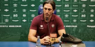 Zubeldía é demitido do Fluminense após tropeços seguidos Técnico Luis Zubeldía em campo durante partida do Fluminense