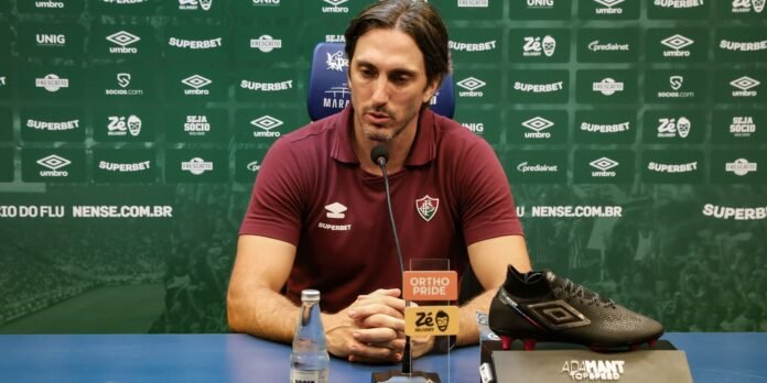 Zubeldía deixa o comando do Fluminense Técnico Luis Zubeldía em campo durante partida do Fluminense