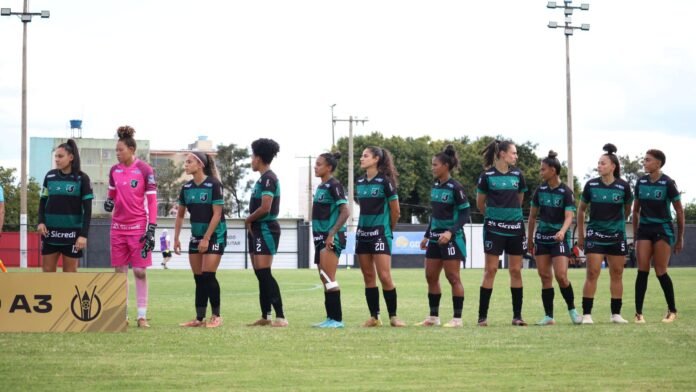 Investimento no futebol feminino Jogadoras de futebol em campo durante partida do Campeonato Estadual Feminino