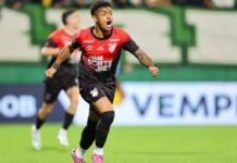 Atleta do Athletico-PR é condenado a 13 anos por estupro Bola de futebol e martelo simbolizando decisão judicial contra jogador