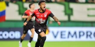 Atleta do Athletico-PR é condenado a 13 anos por estupro Bola de futebol e martelo simbolizando decisão judicial contra jogador