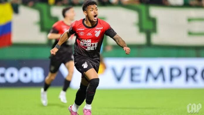 Condenação de jogador do Athletico Paranaense Bola de futebol e martelo simbolizando decisão judicial contra jogador