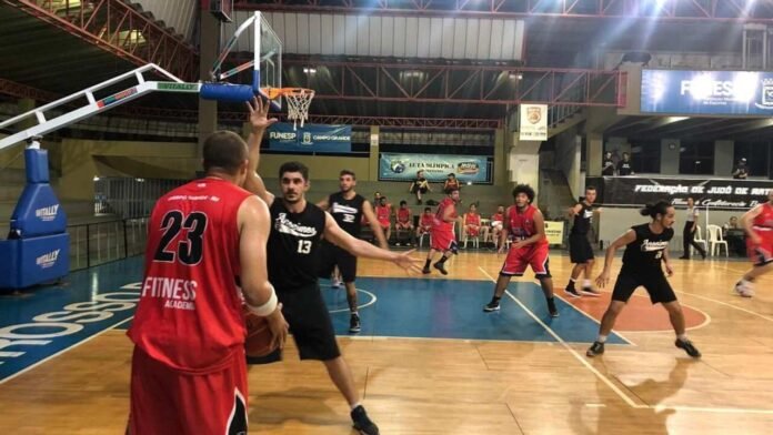 Jogos Abertos de Campo Grande Atletas participando de competição esportiva em quadra durante os Jogos Abertos de Campo Grande