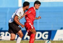 Misto vence Campo Grande e garante acesso no futebol sul-mato-grossense Jogadores de futebol comemorando vitória em campo
