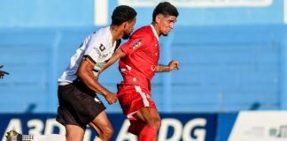 Misto vence Campo Grande e garante acesso no futebol sul-mato-grossense Jogadores de futebol comemorando vitória em campo