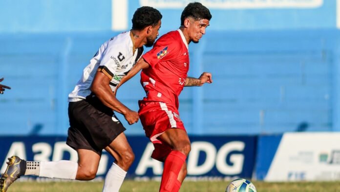Vitória do Misto garante acesso no futebol estadual Jogadores de futebol comemorando vitória em campo