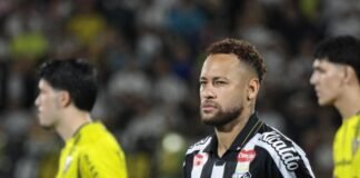 Neymar deve ser titular em Santos x Remo pela Copa do Brasil Neymar, jogador do Santos, em campo durante partida de futebol