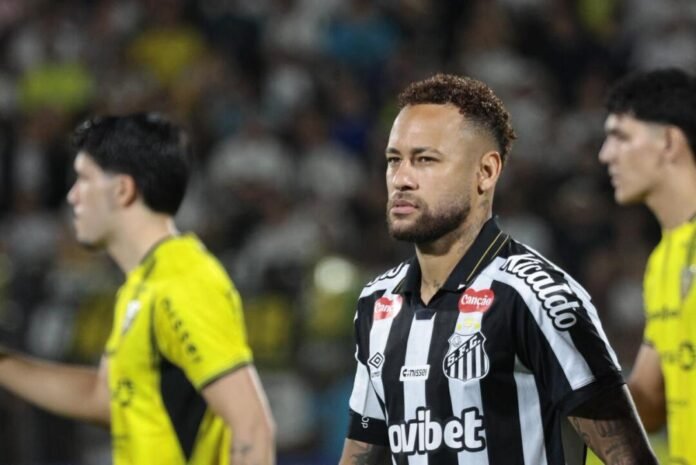 Neymar em ação pelo Santos Neymar, jogador do Santos, em campo durante partida de futebol