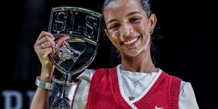 Rayssa Leal celebra título no Rio de Janeiro Skatista Rayssa Leal em manobra durante competição de skate street no Rio de Janeiro