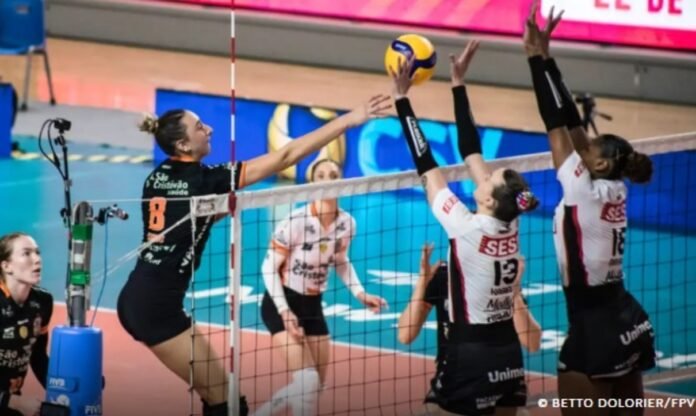 Mundial de Clubes de Vôlei Feminino em São Paulo Quadra de vôlei preparada para competição internacional em São Paulo