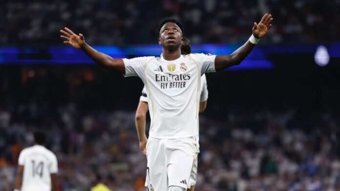 Vinícius Júnior renova com o Real Madrid Vinícius Júnior em campo com a camisa do Real Madrid durante partida
