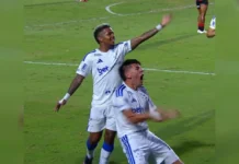 Cruzeiro vira sobre o Vitória e se mantém em 6º no Brasileirão