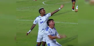 Cruzeiro vira sobre o Vitória e se mantém em 6º no Brasileirão