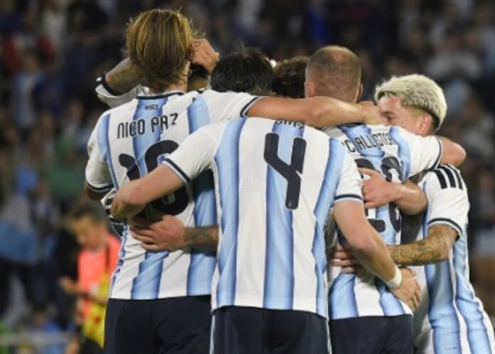 Sem Messi, Argentina goleia a Bolívia e Flaco López marca seu primeiro gol pela seleção Sem Messi, Argentina goleia a Bolívia e Flaco López marca seu primeiro gol pela seleção