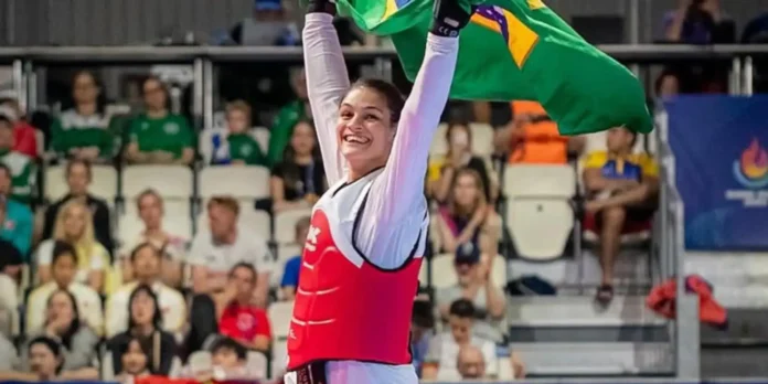Maria Clara Pacheco vence mais uma etapa do Grand Prix de taekwondo, em Paris