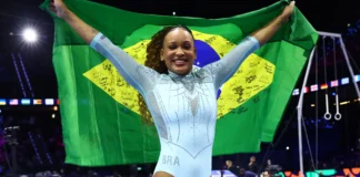 Rebeca Andrade é tricampeã mundial no salto e iguala feito histórico da chinesa Cheng Fei Rebeca Andrade é tricampeã mundial no salto e iguala feito histórico da chinesa Cheng Fei