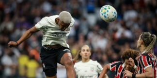 Com recorde de público, São Paulo empata com o Corinthians e é campeão brasileiro feminino Com recorde de público, São Paulo empata com o Corinthians e é campeão brasileiro feminino