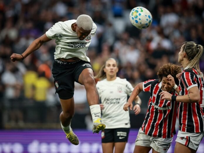 Com recorde de público, São Paulo empata com o Corinthians e é campeão brasileiro feminino Com recorde de público, São Paulo empata com o Corinthians e é campeão brasileiro feminino