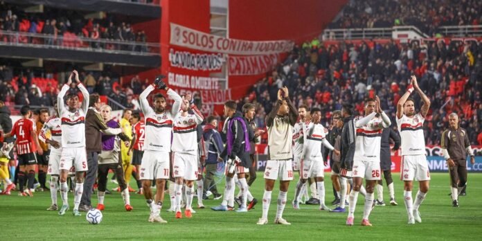 sem-chutar-gol-na-argentina-flamengo-sobrevive-na-libertador